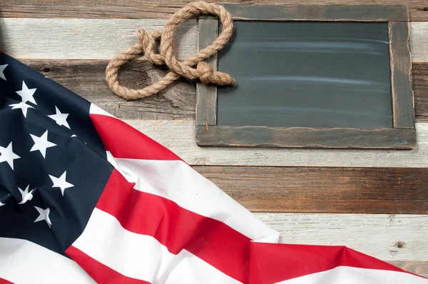 Σημαία των ΗΠΑ. Αμερικανική σημαία στο φόντο ξύλου. — Φωτογραφία Αρχείου