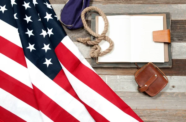 Σημαία των ΗΠΑ. Αμερικανική σημαία στο φόντο ξύλου. — Φωτογραφία Αρχείου
