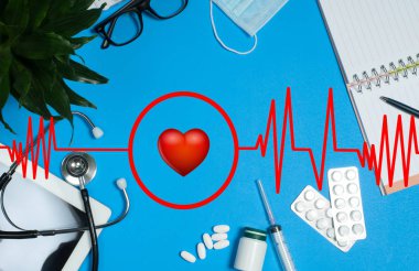 Doktorun tıbbi maddeler, stetoskop ve hapları ile işyeri