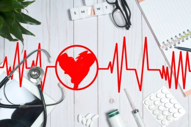 Doktorun tıbbi maddeler, stetoskop ve hapları ile işyeri