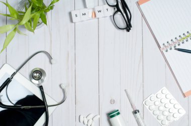 Doktorun tıbbi maddeler, stetoskop ve hapları ile işyeri