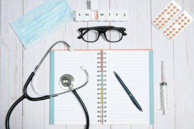 Tıbbi maddeler, stetoskop ve hapları ile doktor tablo