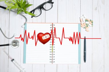 Tıbbi maddeler, stetoskop ve hapları ile doktor tablo