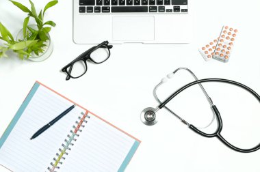 Tıbbi maddeler, stetoskop ve hapları ile doktor tablo