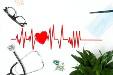 Doktorun tıbbi maddeler, stetoskop ve hapları ile işyeri