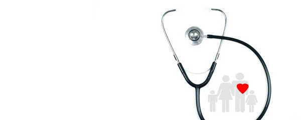Stethoskop und rotes Herz. Krankenversicherungskonzepte — Stockfoto