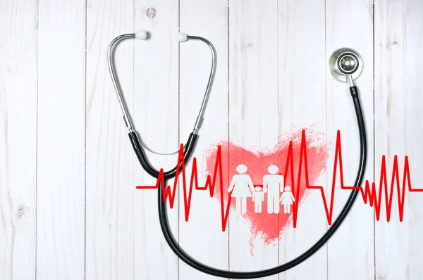 Stéthoscope médical et coeur rouge avec cardiogramme. Concepts de santé — Photo