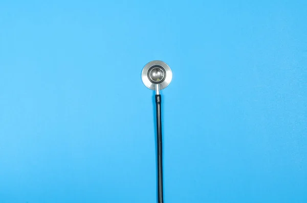 Stetoscopio medico su sfondo blu. — Foto Stock