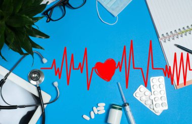 Doktorun tıbbi maddeler, stetoskop ve hapları ile işyeri