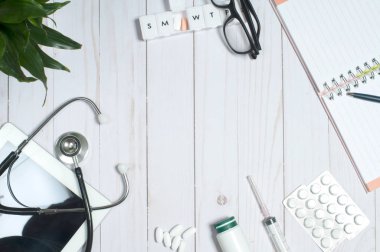 Doktorun tıbbi maddeler, stetoskop ve hapları ile işyeri