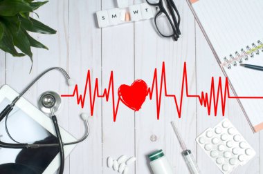 Tıbbi maddeler, stetoskop ve hapları ile doktor tablo