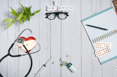 Tıbbi maddeler, stetoskop ve hapları ile doktor tablo