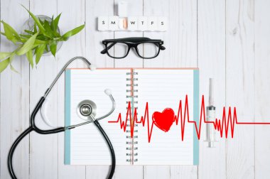 Tıbbi maddeler, stetoskop ve hapları ile doktor tablo