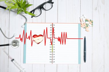 Tıbbi maddeler, stetoskop ve hapları ile doktor tablo