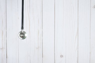 Beyaz masa sağlık stetoskop.