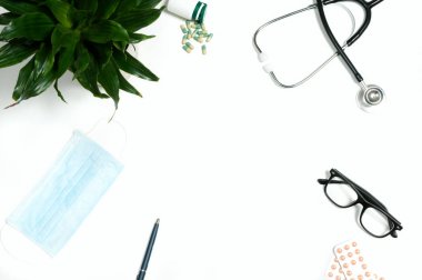 Doktor tablo stetoskop ve tıbbi maddeler