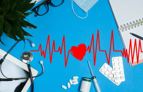 Doktorun tıbbi maddeler, stetoskop ve hapları ile işyeri