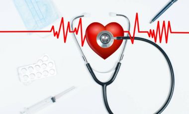 Kalbi steteskop ve kırmızı. Doktor tablo tıbbi maddeler