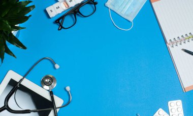 Doktorun tıbbi maddeler, stetoskop ve hapları ile işyeri