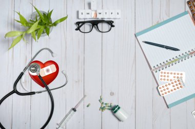 Tıbbi maddeler, stetoskop ve hapları ile doktor tablo