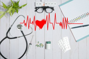 Tıbbi maddeler, stetoskop ve hapları ile doktor tablo