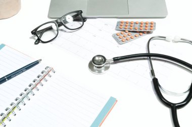 Tıbbi maddeler, stetoskop ve hapları ile doktor tablo