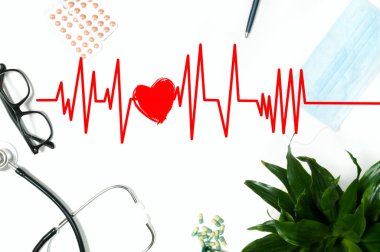 Doktorun tıbbi maddeler, stetoskop ve hapları ile işyeri