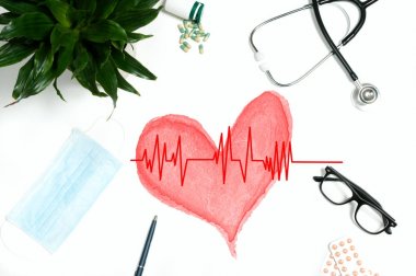 Kırmızı sağlık. Doktorun tıbbi öğelerle çalışma alanı stetoskop