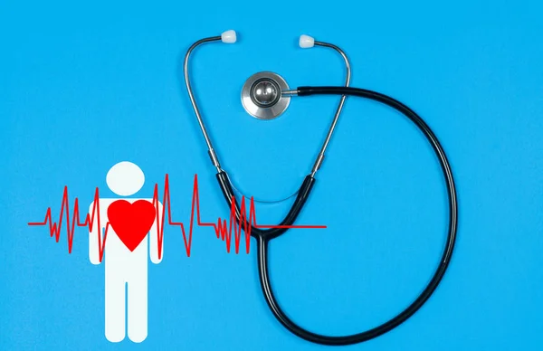 Stethoskop und rotes Herz. Krankenversicherungskonzepte — Stockfoto