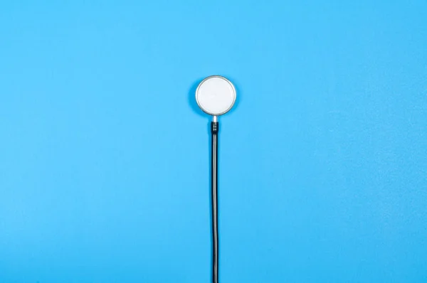 Stetoskop medyczny na niebieskim tle. — Zdjęcie stockowe