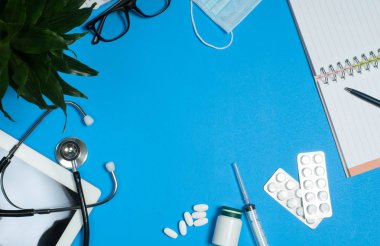 Doktorun tıbbi maddeler, stetoskop ve hapları ile işyeri