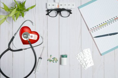 Tıbbi maddeler, stetoskop ve hapları ile doktor tablo
