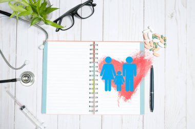 Çalışma alanı'na bir doktor - steteskop, defter ve tıbbi maddeler 
