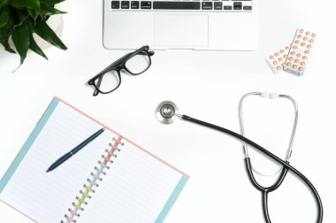 Tıbbi maddeler, stetoskop ve hapları ile doktor tablo