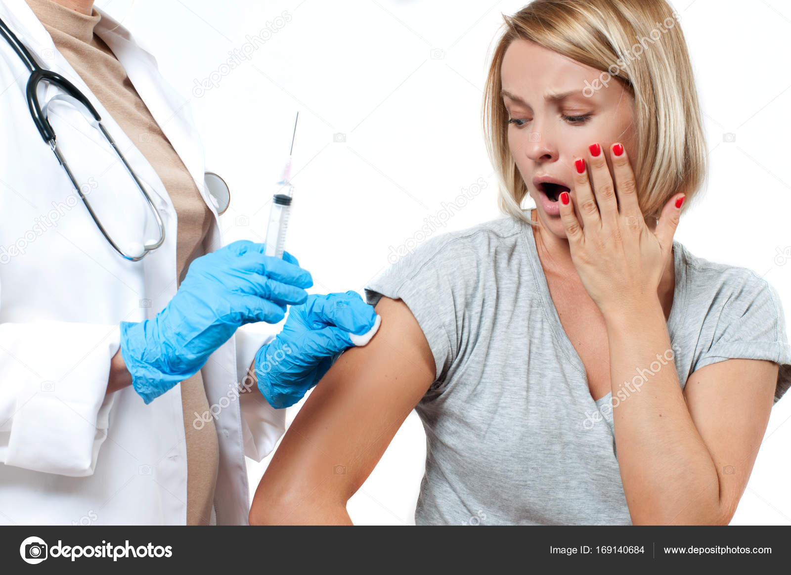 Медсестра со шприцом. Доктор с уколом. Медбрат со шприцом. Доктор делает укол. Шприц в руке доктора.