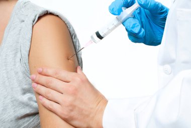 Aşı. Enjekte etme grip aşısı hastanın kol için doktor.