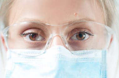 Koruyucu gözlük ve maske ile doktor portresi. 
