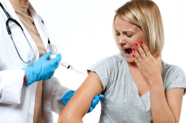 Aşı. Doktor hastaya aşı yapma şırınga ile