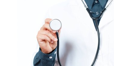 Elinde steteskop olan bir doktor. 