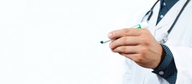 Doktor bir şey havada marker ile yazma. 