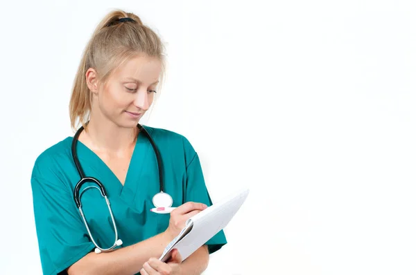 Kvinnliga läkare skriva recept papper — Stockfoto