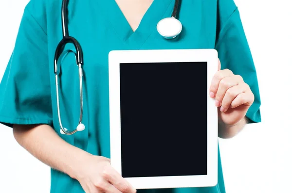 Médico segurando tablet digital em branco no fundo branco . — Fotografia de Stock