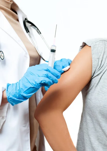 Vakcinázás. Orvos az injekciós influenza vakcina a beteg karja. — Stock Fotó
