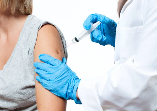 Vacinação. Médico que injeta vacina contra a gripe no braço do doente . — Fotografia de Stock