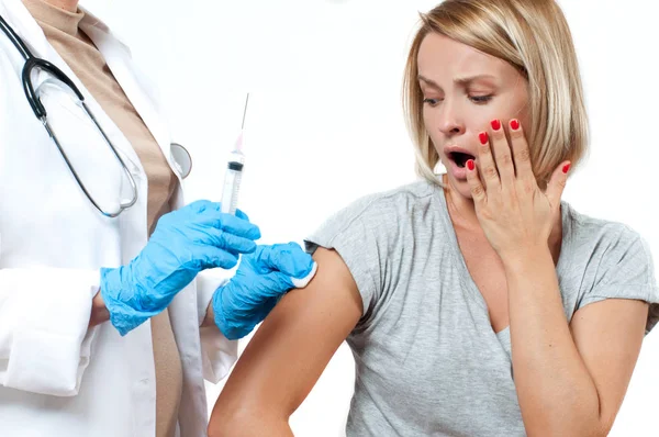 Očkování. Doktor s injekční stříkačkou očkování podávat pacientovi — Stock fotografie