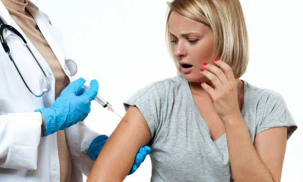 Vacunación. Médico con jeringa que realiza la vacunación al paciente —  Fotos de Stock