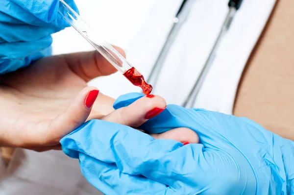 Doutor e paciente. Teste de sangue do dedo . — Fotografia de Stock