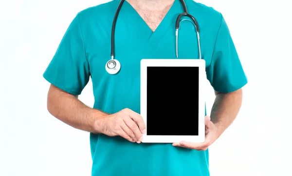 Läkare med stetoskop håller tom digital tablett — Stockfoto