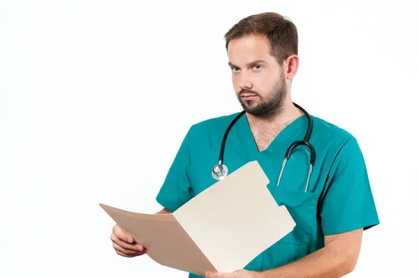 Medico maschio con carta da prescrizione — Foto Stock