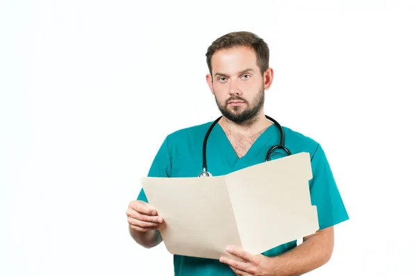 Medico maschio con carta da prescrizione — Foto Stock